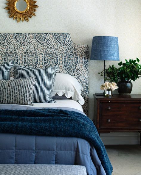 White Bedside Table Ideas, Bedroom Ideas Blue, Blue Headboard, White Bedside Table, White Headboard, Bedroom Red, Bedroom Color Schemes, Trendy Bedroom, Blue Rooms