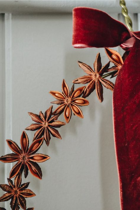 Diy Star Anise Wreath, Star Anise Garland, Star Anise Wreath, Making A Christmas Wreath, Anise Wreath, Diy Wreath Hanger, Metal Clothes Hanger, Christmas Moodboard, Couronne Diy