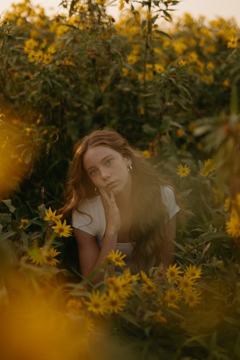 Old Fashioned Senior Pictures, Wildflower Picture Poses, Retro Photoshoot Outdoor, Soft Dreamy Photography, Boho Picture Ideas, Garden Selfie Ideas, Fall Flower Photoshoot, Dreamy Nature Photoshoot, Senior Photography Prompts