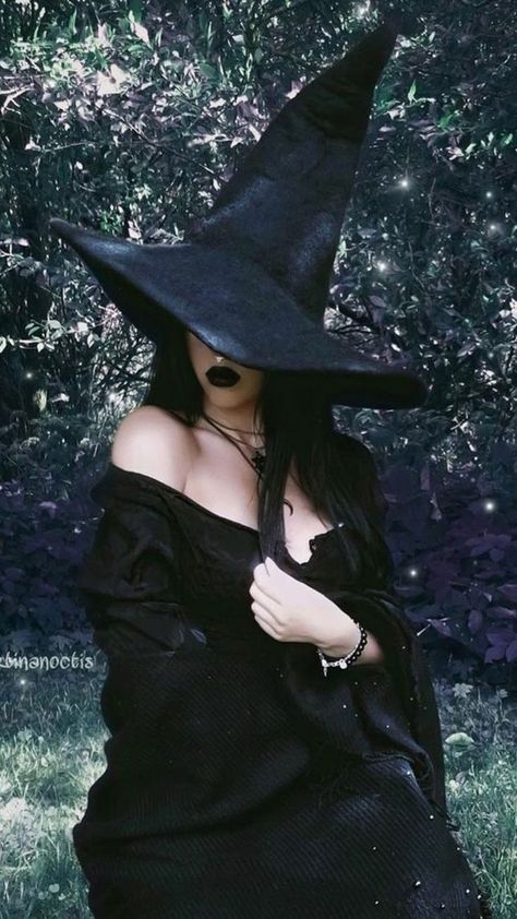 Witch Photos, Bouidor Photography, Witch Pictures, Fantasy Witch, Halloween Photography, Dark Witch, Beautiful Witch, Witches Hat, Witch Fashion