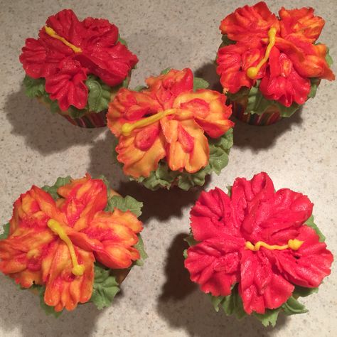 Tropical hibiscus cupcakes buttercream flowers. Tropical Baked Goods, Hibiscus Party Decorations, Hibiscus Flower Birthday Party, Hibiscus Cake Ideas, Hibiscus Flower Cupcakes, Tropical Flower Cupcakes, Hawaiian Flower Cupcakes, Hibiscus Cake Decoration, Tropical Cupcakes Decoration