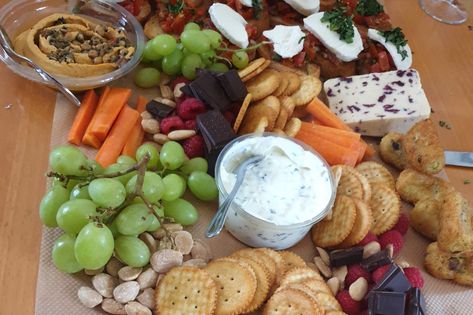 Dnd Party Ideas Food, Dnd Meal Ideas, Midevil Food Parties, Dnd Charcuterie Board, Dnd Themed Party Food, Snacks For Dnd, Dnd Game Night Snacks, Dnd Dinner Ideas, Dnd Appetizers