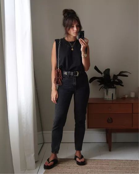 Trendy 30s Outfits, Casual Outfits With Button Up Shirts, Practical Style Outfits, Summer Casual Outfits For Women Plus Size, Hot Outdoor Outfits, All Black Leggings Outfit Casual, Straight Leg Jeans Outfits Casual Summer, Puff Shoulder Top Outfit, Casual All Black Outfit Summer