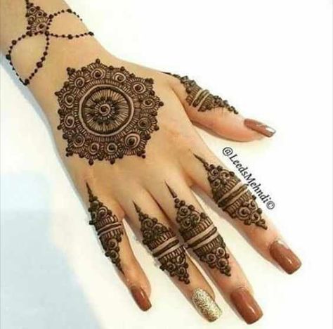 Easy and simple gol tikka mehndi designs 2017 for back hands Henna Bunch Design, Bunch Mehndi Design, Henne Tattoo, Tato Henna, Mehndi Designs 2018, Eid Henna, Bridal Mehendi Designs Hands, Henna Tattoo Designs Hand, Henna Art Designs