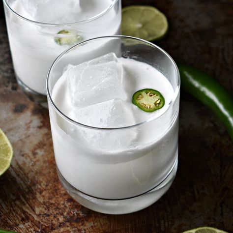 Creamy and fresh, this coconut mezcal margarita will take you to the sunny beaches of Mexico in the perfect combination of sweet and spicy! | Coconut Margaritas | Summer Patio Drinks Mezcal Margarita, Coconut Margarita, Mezcal Cocktails, Easy Cocktail, Cocktail Sauce, Arnold Palmer, Easy Cocktails, Alcohol Drink Recipes, Alcohol Recipes