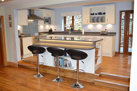 Split Level Kitchen, Sunken Lounge, Lake Kitchen, Diner Ideas, Curved Kitchen, Kitchen Bar Design, Open Plan Kitchen Dining Living, Kitchen Updates, Karndean Flooring