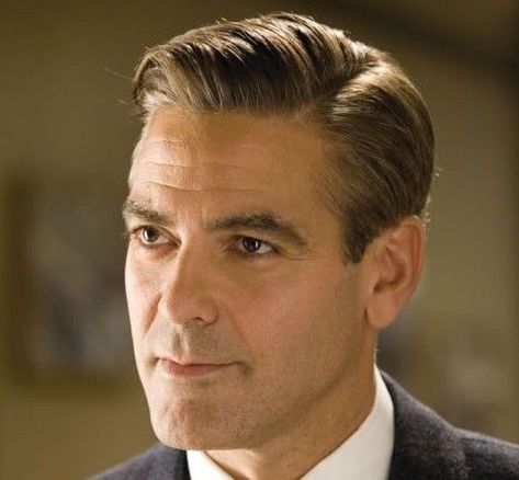 When it comes to hairstyles for older men and we’re talking 40 and over, the name of the game is suave and classy. You want a hairstyle that resembles James Bond slick but business professional at the same time. Speaking of suave, this classic side part hairstyle by none other than George Clooney is a … #ProfessionalHairstylesforMen Mens Hairstyles Side Part, Side Part Haircut, Older Mens Hairstyles, Classic Haircut, Mens Toupee, Side Part Hairstyles, Classic Hairstyles, Corte De Cabelo Masculino, Comb Over