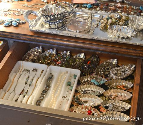 Shabby Chic Jewelry Display, Ways To Organize Jewelry, Vintage Dressing Rooms, Junk Organization, Tiffany Room, Organize Jewelry, Jewelry Closet, Home Interior Accessories, Accessory Storage