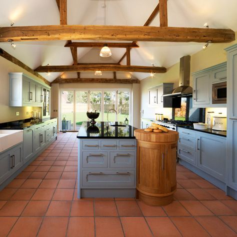 Terracotta floor tile is durable and works well in a rustic or southwest style kitchen. Terracotta Floor Tiles, Model Dapur, Kitchen Floor Tiles Ideas, Terracotta Floor, Kitchen Farmhouse, Kitchen Floor Tile, Farmhouse Style Kitchen, Kitchen Tile, Kitchen Trends