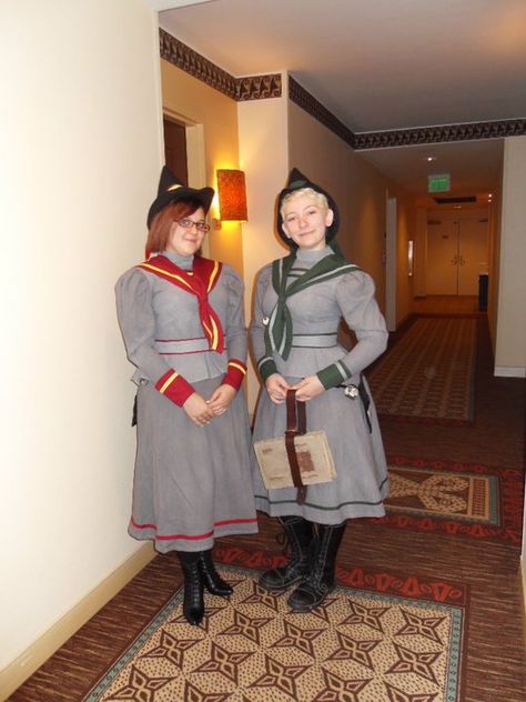 Victorian Hogwarts students! Love it! Nifty Cosplay, Hufflepuff Costume, Slytherin Costume, Harry Potter Props, Wizard Robes, Hogwarts Uniform, Slytherin Pride, Harry Potter Cosplay, Awesome Cosplay