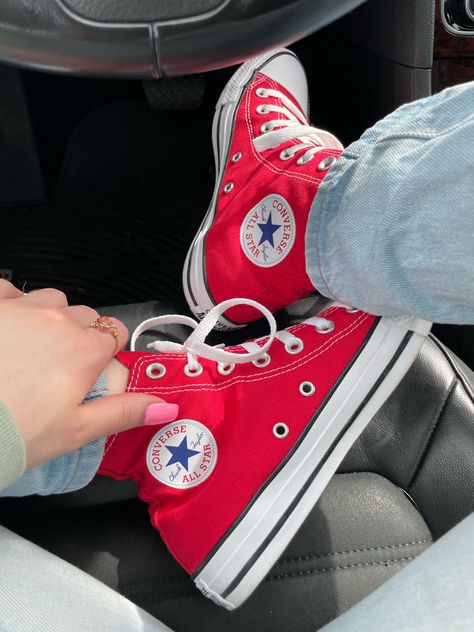 Sneakers Fashion Aesthetic, Bright Red Converse, Red All Star Aesthetic, Red Converse Platform, Red All Star Outfit, Style Red Converse, How To Style Red Converse, Red Chucks Outfit, Aesthetic Red Converse