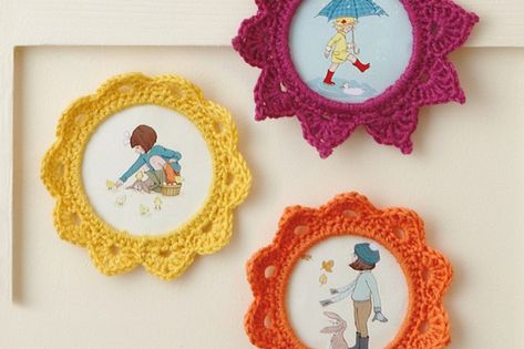 Free Picture Frames, شال كروشيه, Simply Crochet, Confection Au Crochet, Framed Pictures, Crochet Decoration, Crochet Magazine, Crochet For Home, Crochet Diy