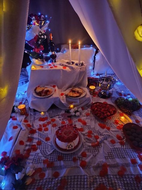 Romantic Room Ideas For Valentines, Romantic Fort Dates, Surprise Date Ideas For Him, Tent Date Night Romantic, Romantic Set Up For Boyfriend, At Home Movie Night Date Romantic, Romantic Set Up At Home, Valentines Date Ideas Romantic, Room Date Night Ideas