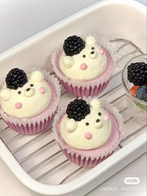 Pretty Deserts, Blackberry Cake, Bear Cupcakes, Pastel Cupcakes, Anniversaire Diy, Cake White, Kawaii Cooking, Baking Recipe, Cute Baking