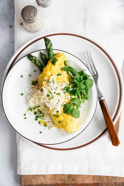 Asparagus Omelette with Cheese is a healthy, quick, 10-Minute breakfast or brunch recipe that keeps you full for hours and gives you a kick in energy. Asparagus Omelette, 10 Minute Breakfast, Omelette Recipe, Vegetarian Menu, Brunch Recipe, Asparagus Recipe, Cooking Inspiration, Omelet, 10 Minute