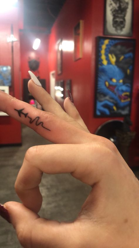 airplane finger tattoo Side Finger Tattoo Men, Travel Finger Tattoo, Plane Finger Tattoo, Plane Tattoo On Finger, Pilot Tattoo Aviation, Tanvi Name Tattoo Design, Airplane Finger Tattoo, Airplane Tattoos For Women, Airplane Tattoo On Finger