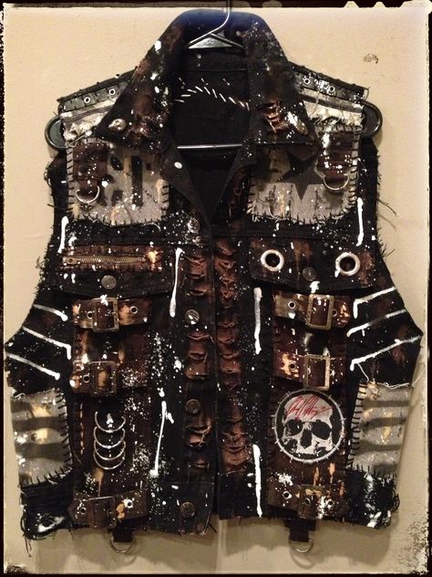 Cherry Clothing, Alternative Fashion Punk, Battle Jackets, Battle Vest, Punk Fashion Diy, Crust Punk, Womens Outfits, Battle Jacket, Diy Jacket