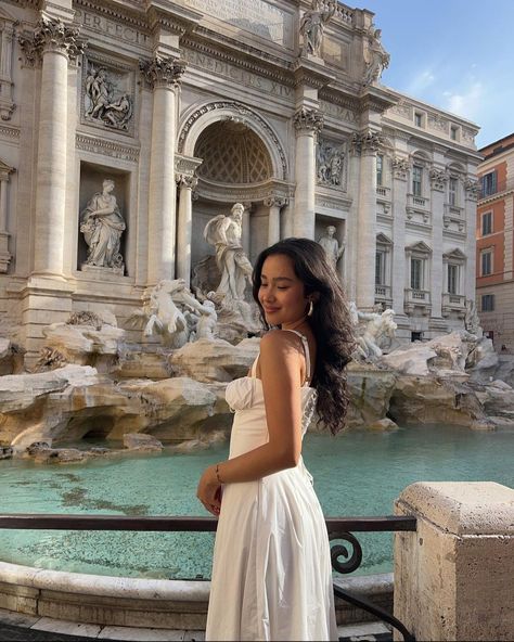 European Photoshoot Ideas, Pics In Rome, Coliseum Photo Ideas, Rome Girl Aesthetic, Italy Poses Ideas, Rome Picture Ideas, Rome Instagram Pictures, Rome Fits, Rome Photo Ideas