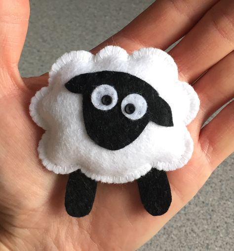 Sheep Felt Ornament, Felt Brooch Ideas, Felt Sheet Crafts, Felt Broches, Cute Felt Crafts, Craft Sheep, Mini Felt Animals, Diy Sheep, Sheep Felt