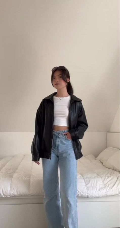 Blue Jeans Outfit Fall, High Waisted Wide Leg Jeans Outfit, Blue Jeans Outfit Winter, Wide Leg Jeans Outfit Fall, Blue Denim Jacket Outfit, Wide Leg Jeans Winter, Light Jeans Outfit, Light Blue Jeans Outfit, Cold Aesthetic