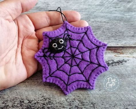 Fall Felt Crafts, Felt Halloween Ornaments, Halloween Felt Crafts, Diy Halloween Gifts, Spooky Home, Casa Halloween, Spooky Home Decor, Wool Applique Patterns, Ribbon Crafts Diy