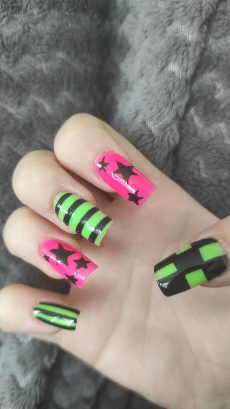 Scene nails aesthetic Scene Nails Simple, Short Scene Nails, Scene Acrylic Nails, Scene Emo Nails, Scene Nails Acrylic, Scene Queen Nails, Green Scene Aesthetic, Scene Nails Short, Scenecore Nails