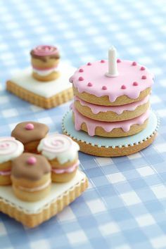 Miniature Cakes, Cakes And Pastries, Decorações Com Comidas, Iced Biscuits, Small Cakes, Cute Baking, Pretty Cookies, Fancy Cookies, Vanilla Cookies