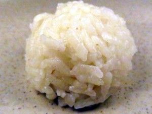 sticky-rice-ball how to instructions. will use to make little chicks or bunnies Sticky Rice Balls Recipe, Sweet Rice Balls, Japanese Sticky Rice, Sticky Rice Balls, Luxury Sweets, Make Sticky Rice, Italian Risotto, Short Grain Rice, Fish Sushi