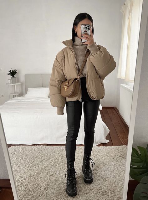 Throw On Outfits, Washington Style Outfits, Casual Puffer Jacket Outfit, Thanyaw Outfits Winter, Cold Weather Holiday Outfits, Neutral Style Outfits, Winter Outfit Puffer Jacket, Cute Layered Outfits Cold Weather, Ny Outfit Winter