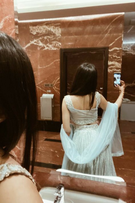 Mirror Selfies Without Showing Face, Lehenga Mirror Selfie, Lehnga Photoshoot Poses, Diwali Aesthetic, Mirror Selfie Poses, Self Portrait Poses, Stylish Photo Pose, Best Poses For Pictures, Classy Photography