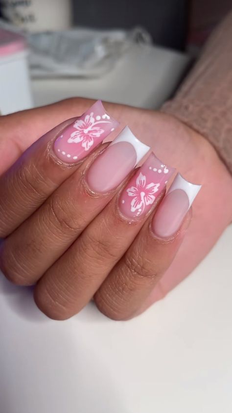 Nail Designs Summer Flowers, Short Nails For Cheer, Nail Inspired Square, Gel Nails Back To School, Acrylic Nail Designs Flowers, White Nails With Pink Flowers, Lanzarote Nails, Nail Inspo Summer Square, Nail Inspiration Summer 2024 Square