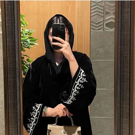 Abayas Collection, Abaya Noir, Beautiful Profile Pictures, Muslim Outfits Casual, Fashion Capsule Wardrobe, Hijabi Fashion Casual, Hijabi Aesthetic, Mode Abaya, Bachelorette Outfits