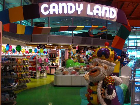 Toys R' Us Times Square - Candyland!! Nyc Childhood, Toys R Us Times Square, Disney Princess Paintings, New York Playground, Dylans Candy Bar Nyc, Fulton Street, Swedish Cottage, New York Vacation, Visit New York City