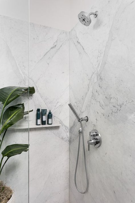 Modern Primary Bathroom, Multiple Shower Heads, Walk In Shower Ideas, Marble Shelf, Floating Shelves Bathroom, Marble Showers, Shower Shelf, Primary Bathroom, Shower Bench