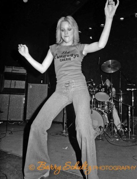 Marie Currie, Women Musicians, Women Singers, Drop Kick, Female Rock Stars, Joan Jett The Runaways, Cherie Currie, Drag Looks, Lita Ford