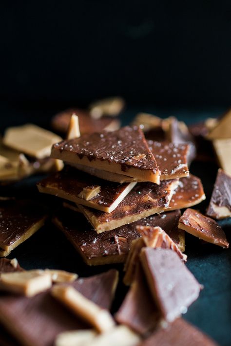 Toffee Brittle, How To Make Toffee, Salted Toffee, Homemade Toffee, Sea Salt Chocolate, Toffee Recipe, Sea Salt Caramel, Salted Caramel Chocolate, Chocolate Toffee