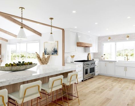 Who loves this light and warm aesthetic? The open space makes this kitchen even more airy!⠀⠀⠀⠀⠀⠀ ⠀⠀⠀⠀⠀⠀⠀⠀⠀ Design: IG @create_interior_design1⠀⠀⠀⠀⠀⠀⠀⠀⠀ ⠀⠀⠀⠀⠀ #dreamkitchen #kitchendesign #lightandbright #subzerowolf Big House Kitchen, Luxury Apartment Kitchen, Warm Room Aesthetic, Cooking Aesthetics, Drawing Quotes Creativity, Kitchen Background, Cooking Aesthetic, Quotes Creativity, Contemporary Kitchens