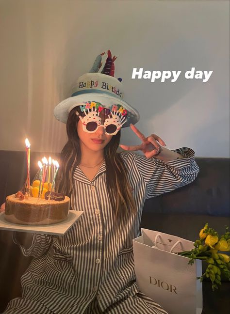 17 Doğum Günü, Birthday Photoshoot Ideas, Cute Birthday Pictures, Cute Birthday Ideas, Funny Birthday Cakes, 사진 촬영 포즈, Korean Birthday, Birthday Captions, Today Is My Birthday