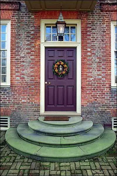 14. Purple #decorhomeideas Purple Front Door Colors, Popular Front Door Colors, Purple Front Door, Diy Door Knobs, Purple Front Doors, Colors With Red Brick, Best Front Door Colors, Front Door Color, Best Front Doors