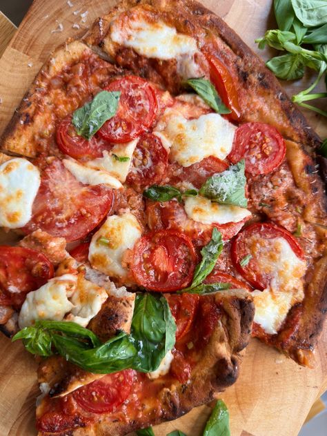 Flatbread Pizza Margherita Margherita Pizza Recipes, Margherita Flatbread Pizza, Margherita Flatbread, Flatbread Pizza Recipe, Pizza Flatbread, Make Pizza Dough, Tomato And Mozzarella, Mozzarella Tomato, Chicken Flatbread