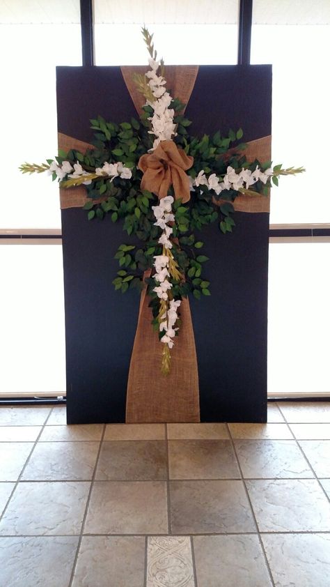 Display burlap cross with flowers. Cross Decorations For Easter, Summer Church Decorating Ideas, Ordination Decorations Ideas, Easter Photo Booth Church, Easter Church Photo Backdrop, Church Altar Design Ideas, Cross Flower Arrangement, Cross Centerpieces, Easter Photo Booth