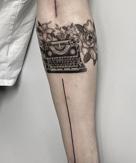 Type Writer Tattoos, Tattoo Typewriter, Typewriter Tattoo, Paintbrush Tattoo, Writer Tattoo, Writing Machine, Blackwork Tattoos, Famous Tattoos, Plant Tattoo