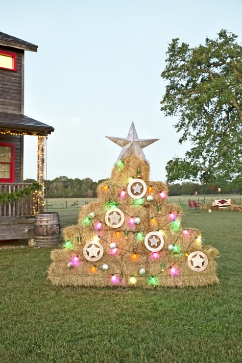 The Junk Gypsies fashioned this country Christmas display outside their Texas Inn with just a few items, namely hay bales. Follow their lead and adorn yours with bright lights and galvanized stars. Hay Bale Christmas Tree, Hay Bale Christmas, Hay Bale Decor, Hay Bale Decorations, Hay Bale Ideas, Hay Bale Art, Best Christmas Tree Decorations, Christmas On The Farm, Texas Christmas