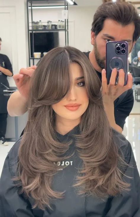 35 Lovely Butterfly Haircuts With Curtain Bangs - Styleoholic Haircuts For Long Hair With Layers, Layered Haircuts For Medium Hair, Hairstyles For Layered Hair, Haircuts For Medium Hair, Haircuts Straight Hair, Hairdo For Long Hair, Hair Stylist Life, Long Layered Hair, Haircuts For Long Hair