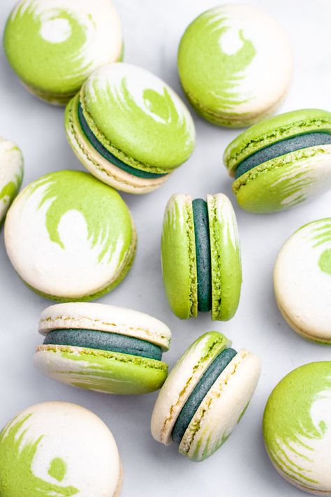 Matcha Macaron Recipe, Macarons Design Ideas, Macarons Filling Ideas, Matcha Dessert Aesthetic, Macarons Matcha, Colorful Pastries, Macarons Filling Recipe, Macarons Design, Green Macarons