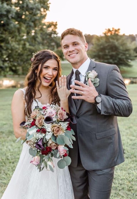 Wedding Picture Poses Bride And Groom Cute Ideas Couple, Couple Poses With Bouquet, Non Traditional Wedding Photos, Wedding Ideas Party, Makeup Wedding Bride, Bride Wedding Rings, Married Couple Photos, Wedding Photography Poses Bride, Photography Poses Bride