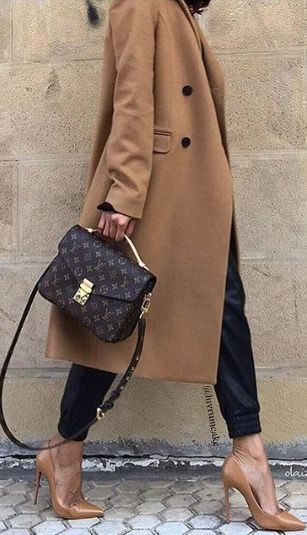 Camel Coat, Heels & Louis Vuitton Bag. Τσάντες Louis Vuitton, Vuitton Outfit, Pochette Louis Vuitton, Sac Louis Vuitton, Mode Mantel, Walking Down The Street, Moda Chic, Mode Casual, Looks Style