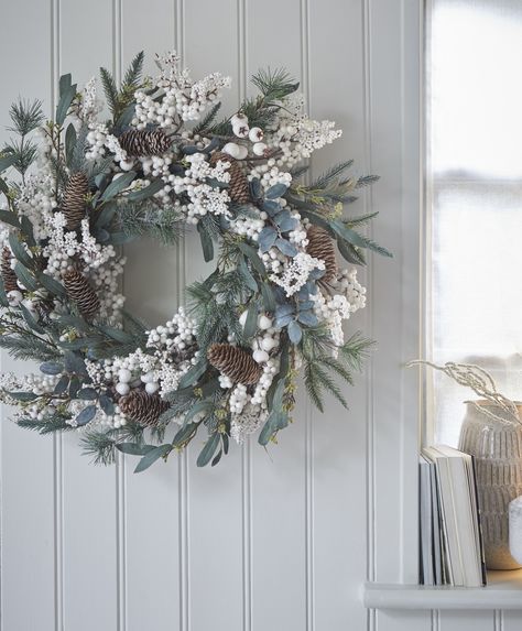 White Christmas Wreaths For Front Door, White Wreaths For Front Door, White Christmas Wreaths, Winter Wreath Ideas, White Winter Wreath, Christmas Wreath Image, Christmas Wreath White, Christmas Wreaths For Windows, Front Door Christmas Wreath