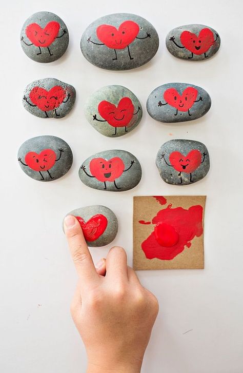 bastelideen-kinder-steine-dekorieren-herzen-mit-fingerabdrücken-malen-mit-roter-farbe Finger Paint Art, Fingerprint Heart, Valentines Bricolage, Heart Rocks, Valentine's Day Crafts For Kids, Valentine Crafts For Kids, Happy Stones, Painted Rocks Diy, 3d Origami