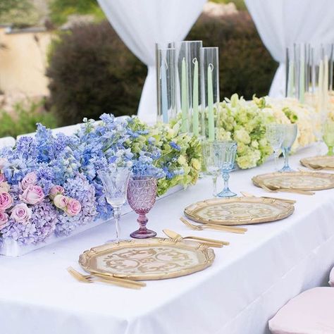 It's all pastels. An ombré tablescape of pastel. 💕 Pastel Table Setting, Long Table Decorations, Pastel Wedding Decorations, Pastel Table, Ombre Flowers, Ombre Wedding, Midsummer Night's Dream, Flowers Arrangements, Pastel Wedding